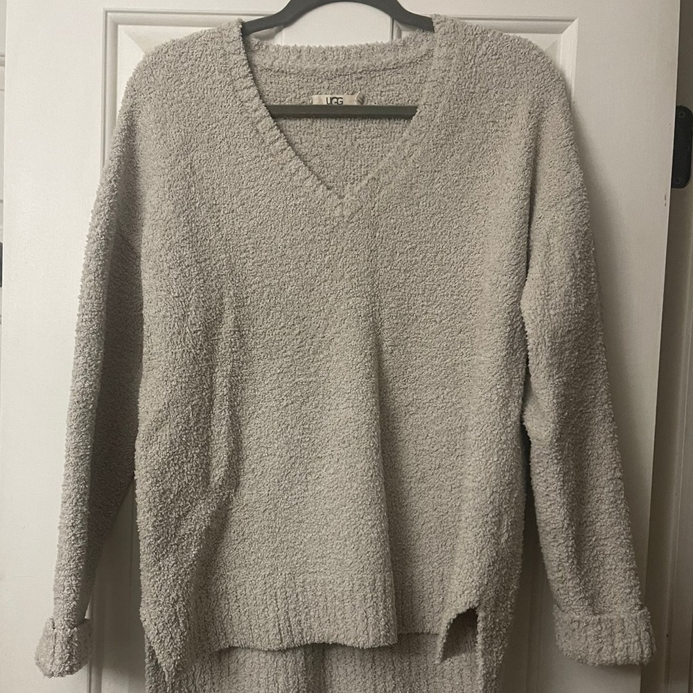 UGG | Soft V-Neck Sweater in Light Gray